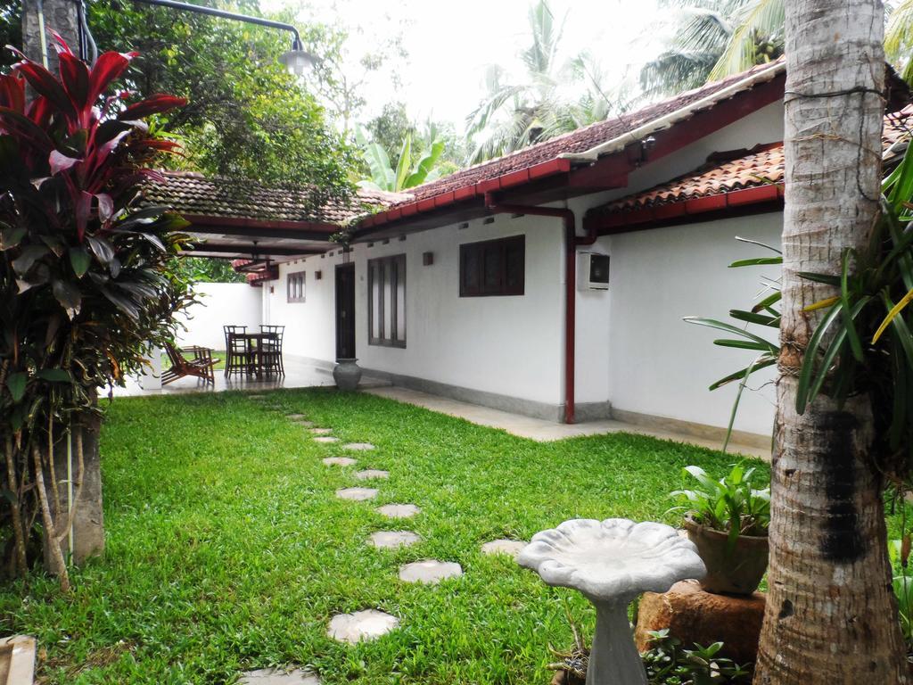 Summer Dew Villa Talpe Room photo