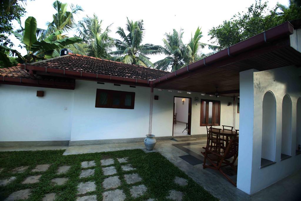 Summer Dew Villa Talpe Room photo