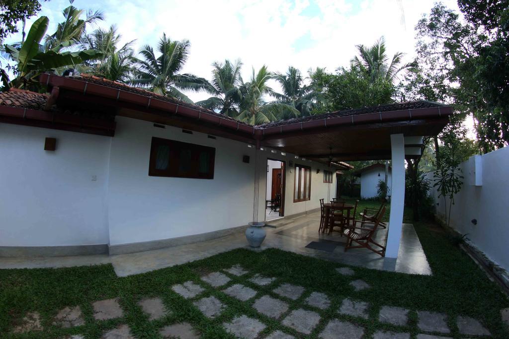 Summer Dew Villa Talpe Room photo