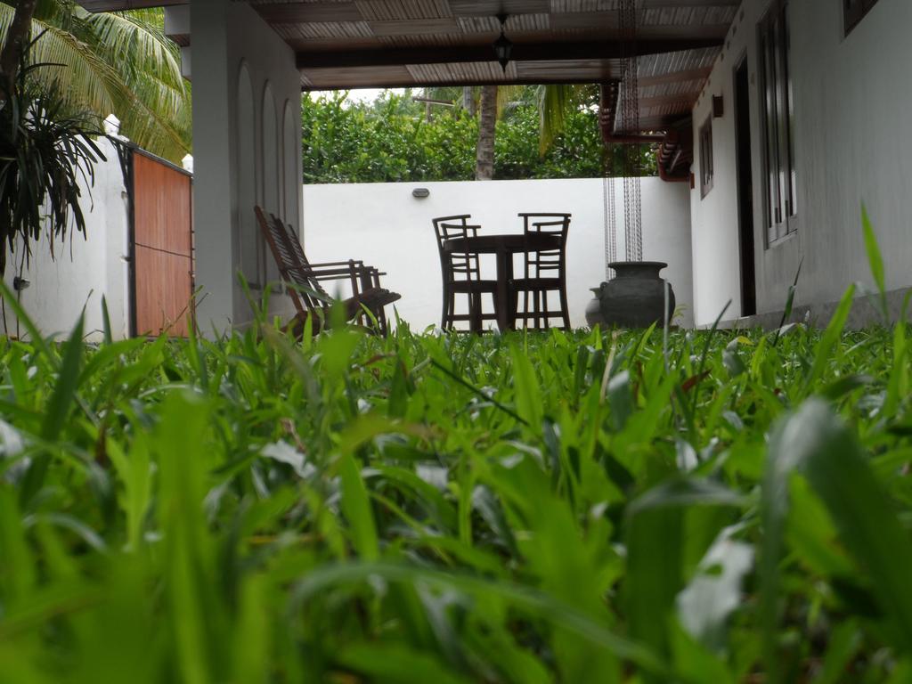 Summer Dew Villa Talpe Room photo